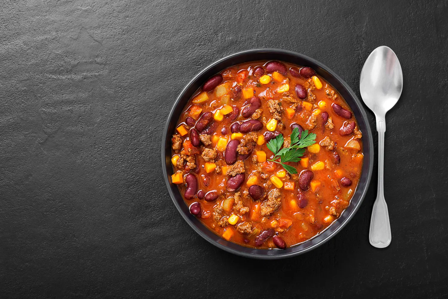 Nudeln mit Tomatensauce und Gemüse auf Holztisch